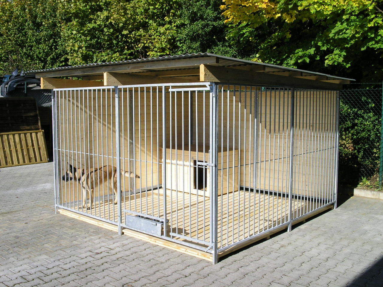 Hundezwinger Sonderserie 3x3 m mit Zusatzausstattung gegen Aufpreis: Holzboden, Hundehütte und ausschwenkbares Futterset